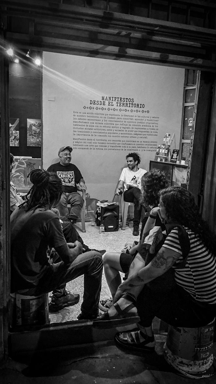 Franc moderando el conversatorio Manifiestos desde el Territorio